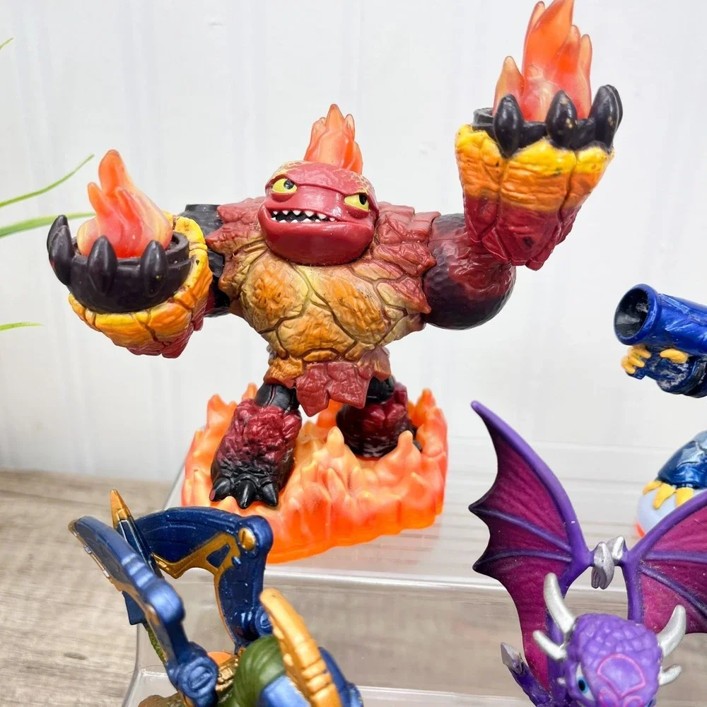 Skylander Lot of 10 Figures +2 Kids meal figures - Some broken, Read description